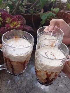चॉकलेट कोल्ड कॉफी (chocolate cold coffee recipe in Hindi) रेसिपी मुख्य फोटो