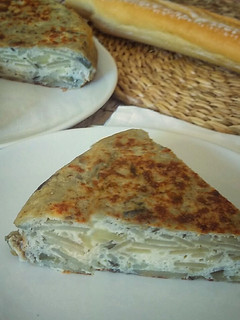 Una foto de Tortilla de berenjenas, patatas y queso