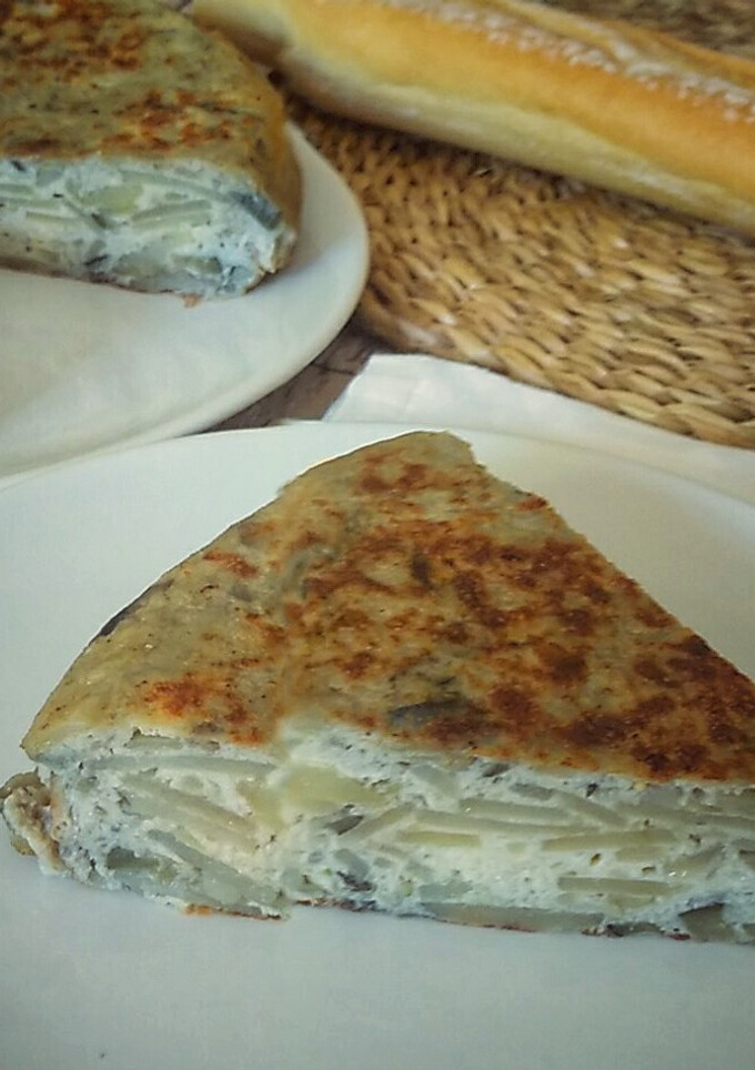 Una foto de Tortilla de berenjenas, patatas y queso