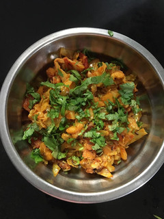 કોબી બટાકા નું શાક (Kobi Bataka Shak Recipe In Gujarati) રેસીપી મુખ્ય ફોટો