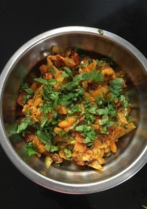 કોબી બટાકા નું શાક (Kobi Bataka Shak Recipe In Gujarati) રેસીપી મુખ્ય ફોટો