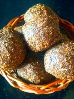अलसी के लड्डू(Alsi ke laddu recipe in Hindi) रेसिपी मुख्य फोटो