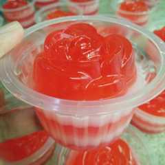 A picture of Puding lapis mawar #kamismanis.