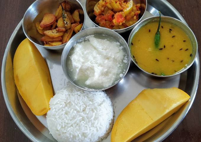 Simple Way to Make Homemade Veg thali- plain rice, tur tadka dal, lauki tamatar sabji and po