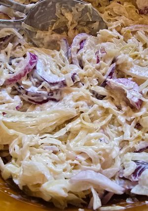 Lilahagymás savanyúkáposzta-saláta recept fotója