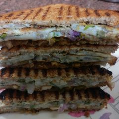 A picture of Dhuandhar sandwich.