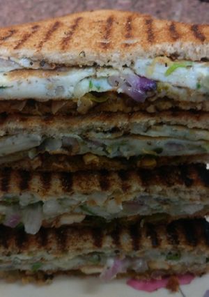 A picture of Dhuandhar sandwich.