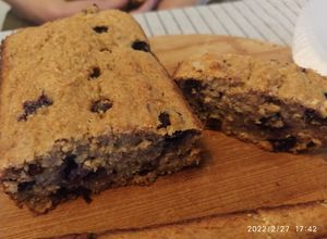 Una foto de Budín de banana, arándanos y chocolate kit Kat