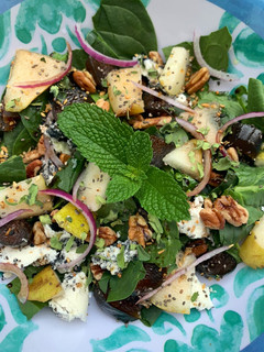 Una foto de Ensalada de Espinaca con Dátil y Queso de Cabra