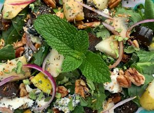 Una foto de Ensalada de Espinaca con Dátil y Queso de Cabra