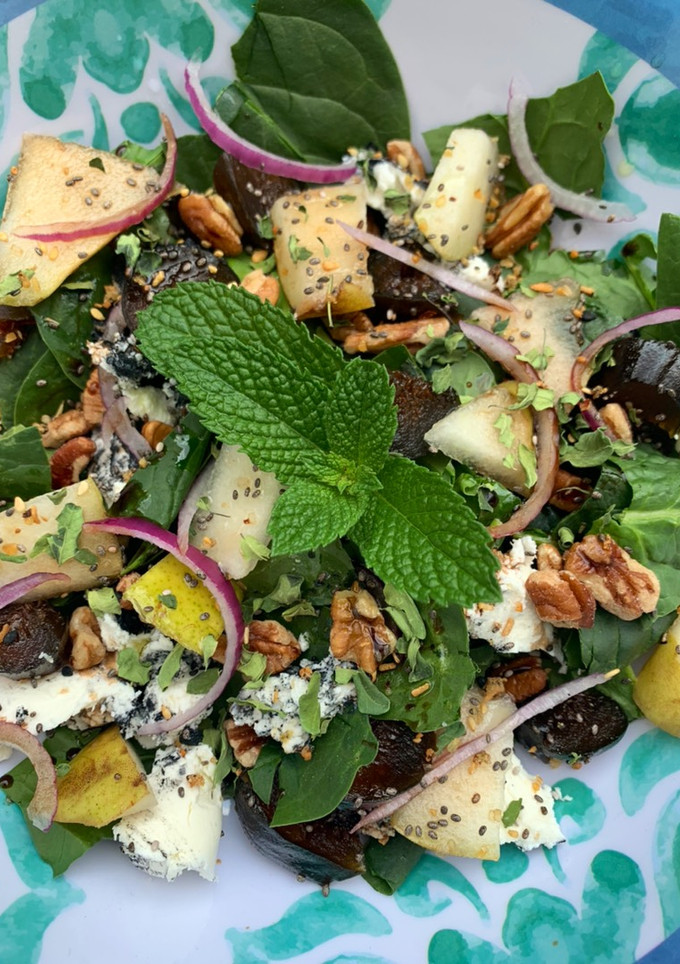 Una foto de Ensalada de Espinaca con Dátil y Queso de Cabra