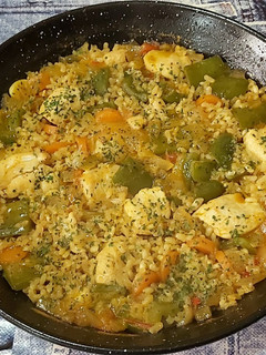 Una foto de Arroz integral con pollo al curry