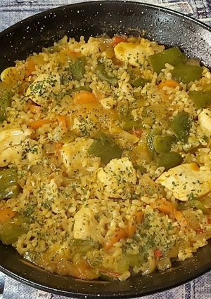 Una foto de Arroz integral con pollo al curry