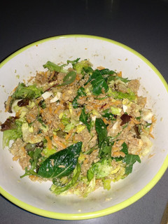 Una foto de Ensalada de quinoa y brotes verdes