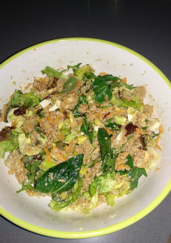Una foto de Ensalada de quinoa y brotes verdes