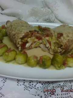 Una foto de Patorra de pavo rellena con salsa de almendras y nata