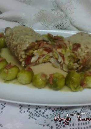 Una foto de Patorra de pavo rellena con salsa de almendras y nata