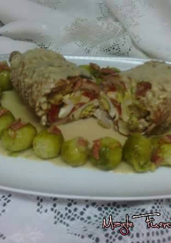 Una foto de Patorra de pavo rellena con salsa de almendras y nata