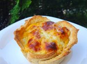 Una foto de empanada con queso cheddar