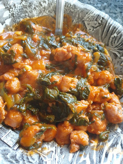 Una foto de Acelgas con longaniza y tomate frito