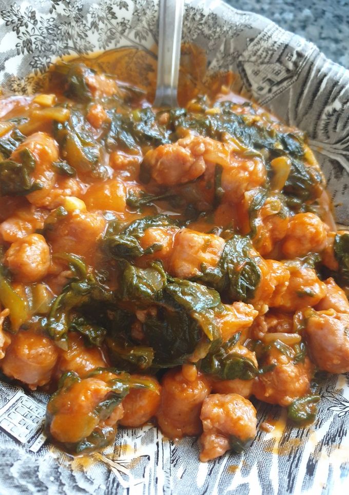 Una foto de Acelgas con longaniza y tomate frito
