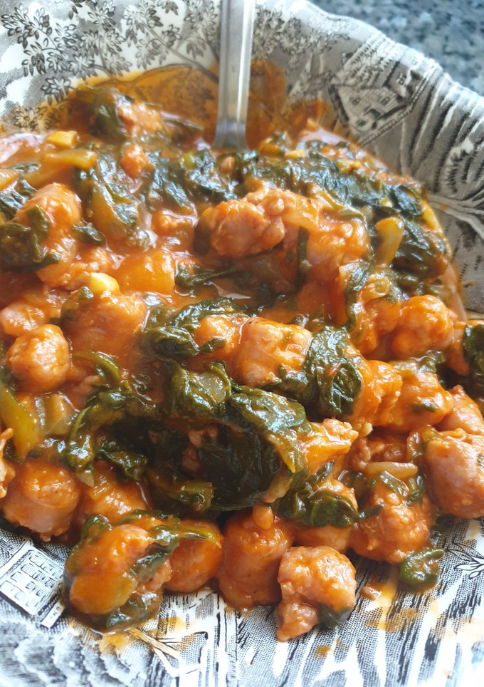 Una foto de Acelgas con longaniza y tomate frito