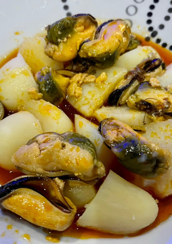 Una foto de Mejillones en escabeche con patatas