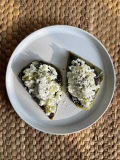 Una foto de Huaraches de nopal con claras