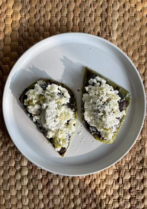 Una foto de Huaraches de nopal con claras