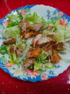 Una foto de Ensalada de pollo con salsa de yogur (airfryer)