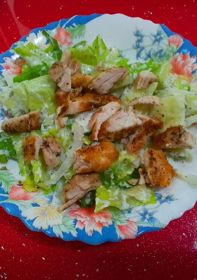 Una foto de Ensalada de pollo con salsa de yogur (airfryer)