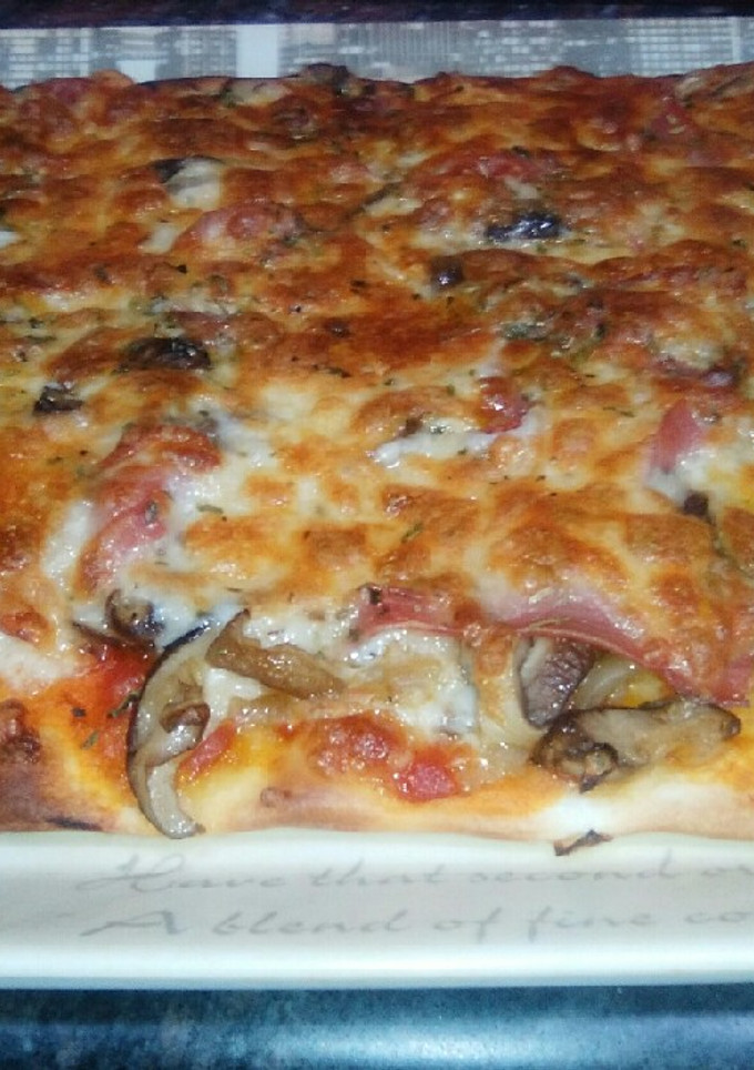 Una foto de Pizza con setas shiitake, cebolla y jamón