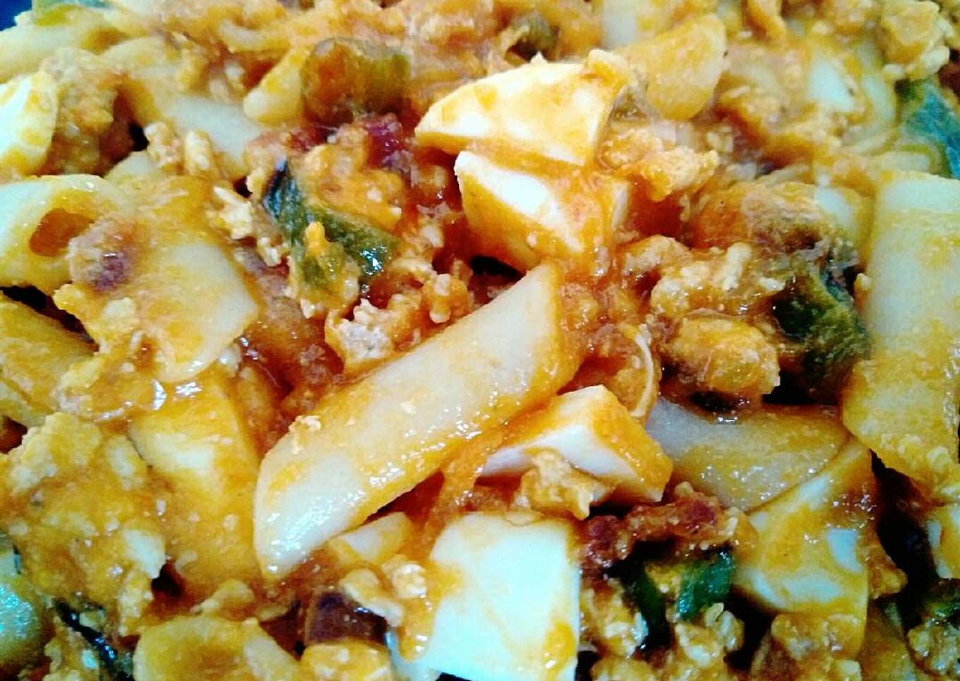 Pasta con carne picada, chorizo y huevo