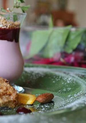 Foto di Mousse ai frutti di bosco con sbrisolona e confettura di ciliegie