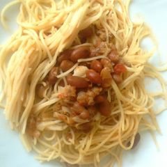 A picture of Spaghetti n bean stew.