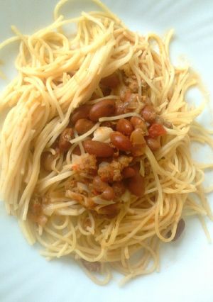 A picture of Spaghetti n bean stew.