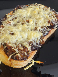 Una foto de Tostada de butifarra negra con cebolla caramelizada