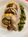 Pechuga al horno rellena de pimiento y setas en salsa de champiñones