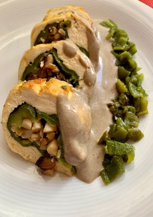 Una foto de Pechuga al horno rellena de pimiento y setas en salsa de champiñones