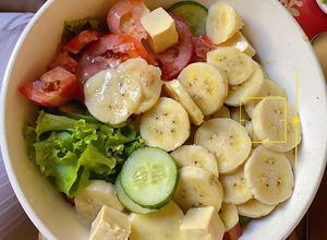 Hình của món Salad trái cây: chuối + dưa leo + xà lách + phô mai con bò cười vị dâu + 1 ít sữa đặc.