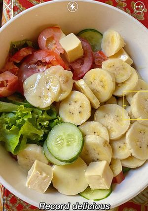 Hình của món Salad trái cây: chuối + dưa leo + xà lách + phô mai con bò cười vị dâu + 1 ít sữa đặc.