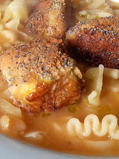 Una foto de Sopa de frijoles con croquetas de bacalao