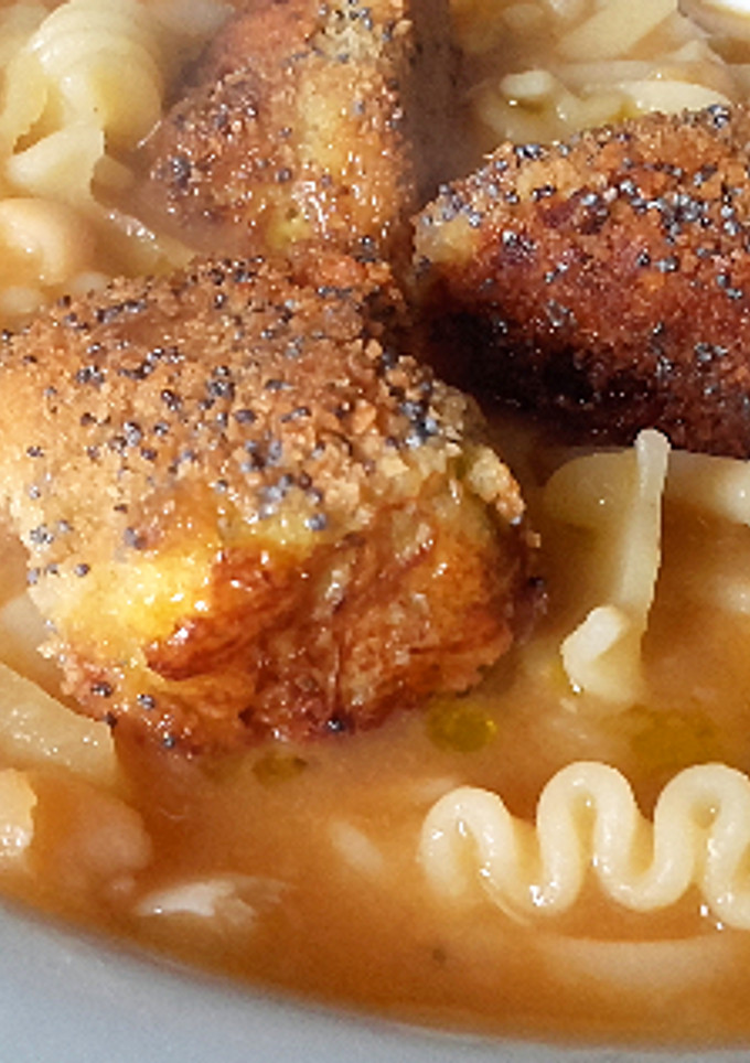 Una foto de Sopa de frijoles con croquetas de bacalao