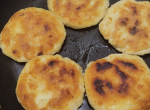 Una foto de Arepas🫓de maíz🌽peto y queso🧀fresco🥯