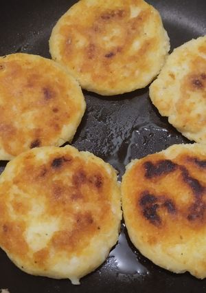 Una foto de Arepas🫓de maíz🌽peto y queso🧀fresco🥯