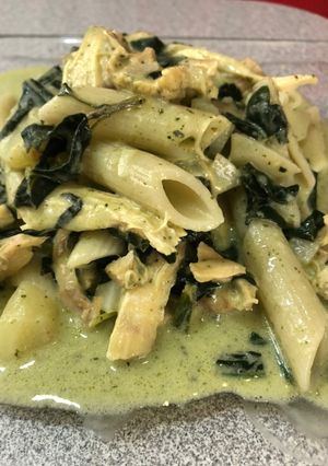 Una foto de Pollo y pasta en salsa de espinaca