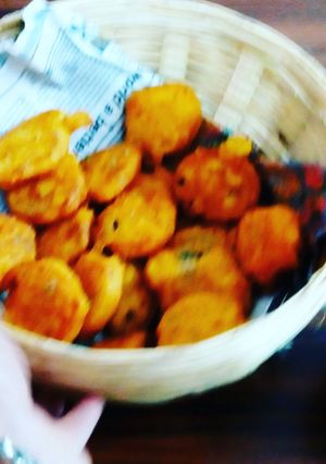 A picture of Dal pakora (lentil fritters).