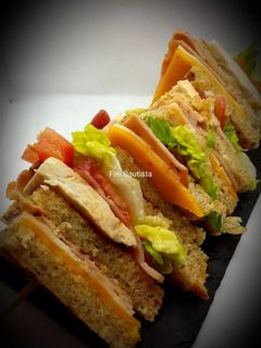Una foto de Sandwich de pollo y bacon