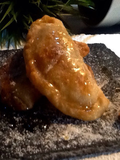 Una foto de Empanadillas rellenas de plátano a la miel con piñones