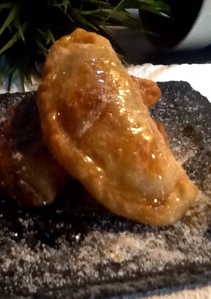 Una foto de Empanadillas rellenas de plátano a la miel con piñones